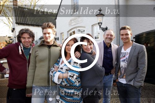 Hemmen 30 november 2012
Rob en Henriette de Nijs samen met zoons Robert en Joshi en Belinda Meuldijk met man Thierry Duval in restaurant Kerkplein 10.
Peter Smulders bv