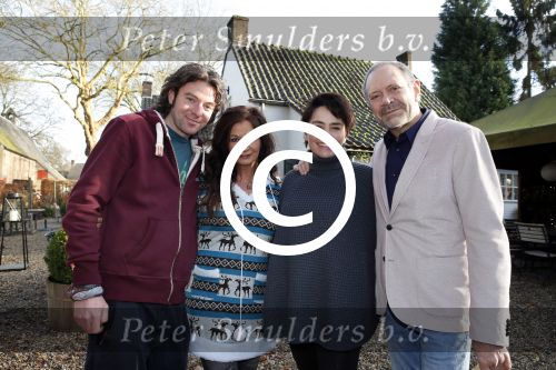Hemmen 30 november 2012
Rob en Henriette de Nijs samen met zoons Robert en Joshi en Belinda Meuldijk met man Thierry Duval in restaurant Kerkplein 10.
Peter Smulders bv