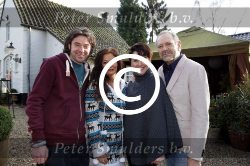 Hemmen 30 november 2012
Rob en Henriette de Nijs samen met zoons Robert en Joshi en Belinda Meuldijk met man Thierry Duval in restaurant Kerkplein 10.
Peter Smulders bv