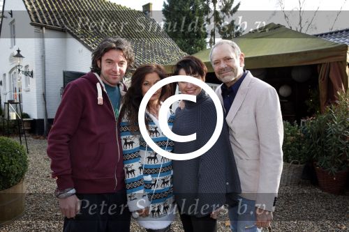 Hemmen 30 november 2012
Rob en Henriette de Nijs samen met zoons Robert en Joshi en Belinda Meuldijk met man Thierry Duval in restaurant Kerkplein 10.
Peter Smulders bv