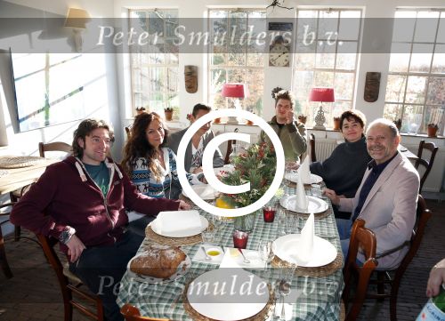 Hemmen 30 november 2012
Rob en Henriette de Nijs samen met zoons Robert en Joshi en Belinda Meuldijk met man Thierry Duval in restaurant Kerkplein 10.
Peter Smulders bv
