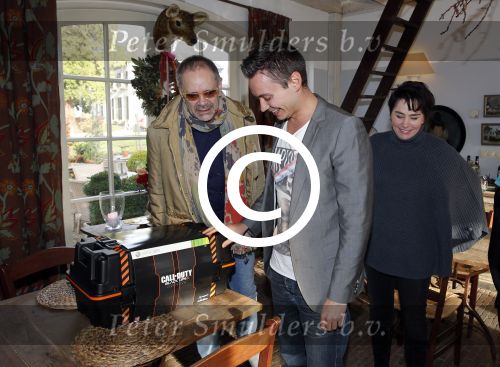 Hemmen 30 november 2012
Rob en Henriette de Nijs samen met zoons Robert en Joshi en Belinda Meuldijk met man Thierry Duval in restaurant Kerkplein 10.
Peter Smulders bv