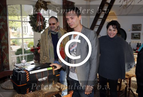 Hemmen 30 november 2012
Rob en Henriette de Nijs samen met zoons Robert en Joshi en Belinda Meuldijk met man Thierry Duval in restaurant Kerkplein 10.
Peter Smulders bv