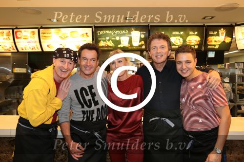 Amsterdam Zuid-Oost, 11 December 2012
Hamburgers bakken met Gerard Joling, Robert ten Brink, Ajouad El-Miloudi en
Bobbie ( Van Ernst en de rest) voor het goede doel, de Ronald McDonald Stichting
Foto Peter Smulders BV