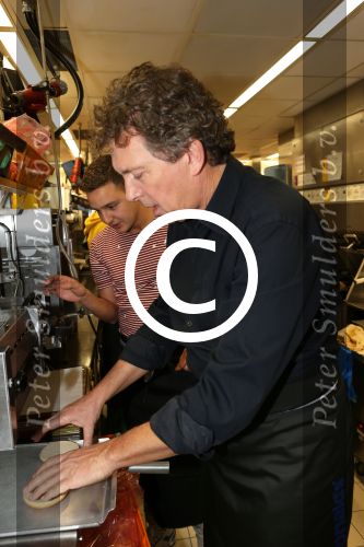 Amsterdam Zuid-Oost, 11 December 2012
Hamburgers bakken met Gerard Joling, Robert ten Brink, Ajouad El-Miloudi en
Bobbie ( Van Ernst en de rest) voor het goede doel, de Ronald McDonald Stichting
Foto Peter Smulders BV