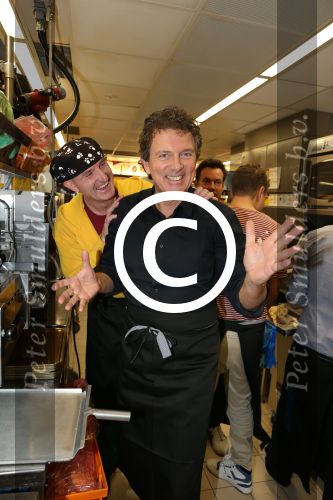 Amsterdam Zuid-Oost, 11 December 2012
Hamburgers bakken met Gerard Joling, Robert ten Brink, Ajouad El-Miloudi en
Bobbie ( Van Ernst en de rest) voor het goede doel, de Ronald McDonald Stichting
Foto Peter Smulders BV
