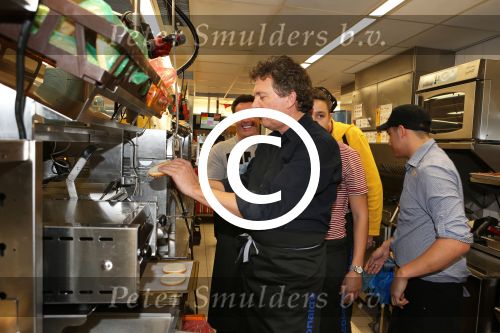 Amsterdam Zuid-Oost, 11 December 2012
Hamburgers bakken met Gerard Joling, Robert ten Brink, Ajouad El-Miloudi en
Bobbie ( Van Ernst en de rest) voor het goede doel, de Ronald McDonald Stichting
Foto Peter Smulders BV