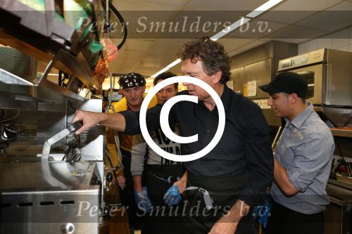 Amsterdam Zuid-Oost, 11 December 2012
Hamburgers bakken met Gerard Joling, Robert ten Brink, Ajouad El-Miloudi en
Bobbie ( Van Ernst en de rest) voor het goede doel, de Ronald McDonald Stichting
Foto Peter Smulders BV