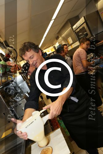 Amsterdam Zuid-Oost, 11 December 2012
Hamburgers bakken met Gerard Joling, Robert ten Brink, Ajouad El-Miloudi en
Bobbie ( Van Ernst en de rest) voor het goede doel, de Ronald McDonald Stichting
Foto Peter Smulders BV