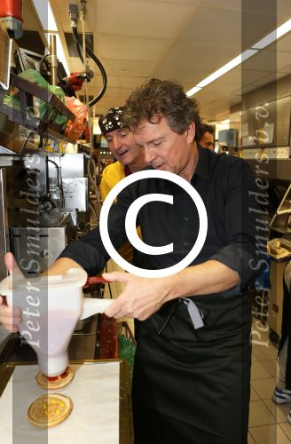 Amsterdam Zuid-Oost, 11 December 2012
Hamburgers bakken met Gerard Joling, Robert ten Brink, Ajouad El-Miloudi en
Bobbie ( Van Ernst en de rest) voor het goede doel, de Ronald McDonald Stichting
Foto Peter Smulders BV