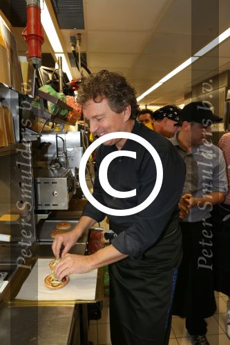 Amsterdam Zuid-Oost, 11 December 2012
Hamburgers bakken met Gerard Joling, Robert ten Brink, Ajouad El-Miloudi en
Bobbie ( Van Ernst en de rest) voor het goede doel, de Ronald McDonald Stichting
Foto Peter Smulders BV