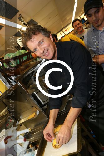 Amsterdam Zuid-Oost, 11 December 2012
Hamburgers bakken met Gerard Joling, Robert ten Brink, Ajouad El-Miloudi en
Bobbie ( Van Ernst en de rest) voor het goede doel, de Ronald McDonald Stichting
Foto Peter Smulders BV