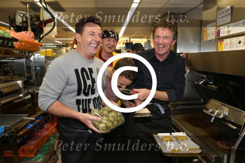 Amsterdam Zuid-Oost, 11 December 2012
Hamburgers bakken met Gerard Joling, Robert ten Brink, Ajouad El-Miloudi en
Bobbie ( Van Ernst en de rest) voor het goede doel, de Ronald McDonald Stichting
Foto Peter Smulders BV