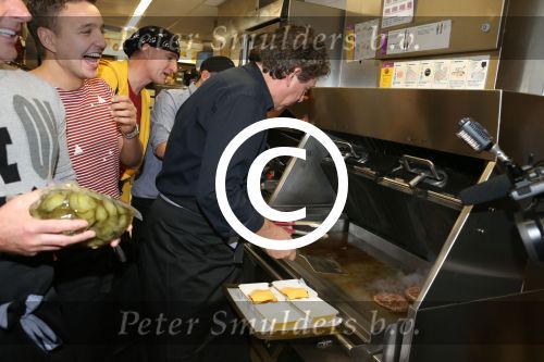 Amsterdam Zuid-Oost, 11 December 2012
Hamburgers bakken met Gerard Joling, Robert ten Brink, Ajouad El-Miloudi en
Bobbie ( Van Ernst en de rest) voor het goede doel, de Ronald McDonald Stichting
Foto Peter Smulders BV