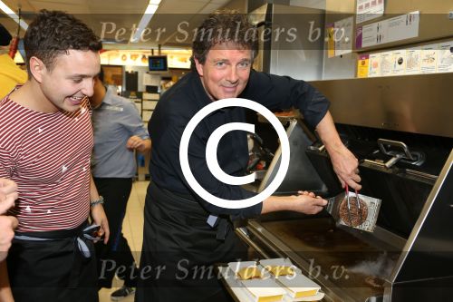 Amsterdam Zuid-Oost, 11 December 2012
Hamburgers bakken met Gerard Joling, Robert ten Brink, Ajouad El-Miloudi en
Bobbie ( Van Ernst en de rest) voor het goede doel, de Ronald McDonald Stichting
Foto Peter Smulders BV
