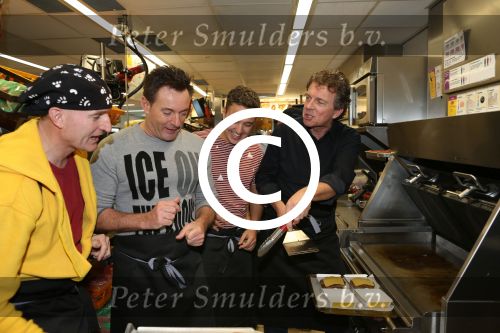 Amsterdam Zuid-Oost, 11 December 2012
Hamburgers bakken met Gerard Joling, Robert ten Brink, Ajouad El-Miloudi en
Bobbie ( Van Ernst en de rest) voor het goede doel, de Ronald McDonald Stichting
Foto Peter Smulders BV