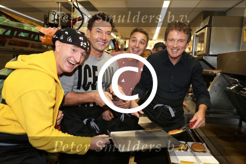Amsterdam Zuid-Oost, 11 December 2012
Hamburgers bakken met Gerard Joling, Robert ten Brink, Ajouad El-Miloudi en
Bobbie ( Van Ernst en de rest) voor het goede doel, de Ronald McDonald Stichting
Foto Peter Smulders BV
