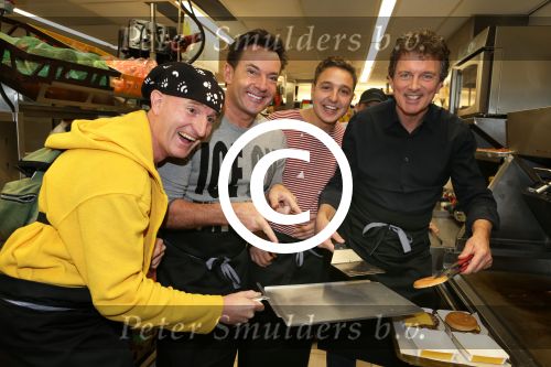 Amsterdam Zuid-Oost, 11 December 2012
Hamburgers bakken met Gerard Joling, Robert ten Brink, Ajouad El-Miloudi en
Bobbie ( Van Ernst en de rest) voor het goede doel, de Ronald McDonald Stichting
Foto Peter Smulders BV