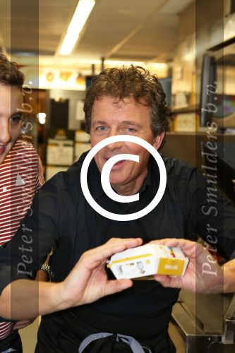 Amsterdam Zuid-Oost, 11 December 2012
Hamburgers bakken met Gerard Joling, Robert ten Brink, Ajouad El-Miloudi en
Bobbie ( Van Ernst en de rest) voor het goede doel, de Ronald McDonald Stichting
Foto Peter Smulders BV