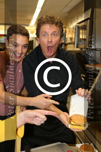 Amsterdam Zuid-Oost, 11 December 2012
Hamburgers bakken met Gerard Joling, Robert ten Brink, Ajouad El-Miloudi en
Bobbie ( Van Ernst en de rest) voor het goede doel, de Ronald McDonald Stichting
Foto Peter Smulders BV
