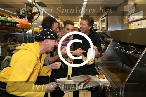 Amsterdam Zuid-Oost, 11 December 2012
Hamburgers bakken met Gerard Joling, Robert ten Brink, Ajouad El-Miloudi en
Bobbie ( Van Ernst en de rest) voor het goede doel, de Ronald McDonald Stichting
Foto Peter Smulders BV