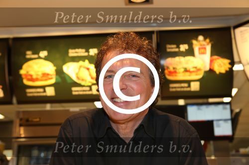 Amsterdam Zuid-Oost, 11 December 2012
Hamburgers bakken met Gerard Joling, Robert ten Brink, Ajouad El-Miloudi en
Bobbie ( Van Ernst en de rest) voor het goede doel, de Ronald McDonald Stichting
Foto Peter Smulders BV