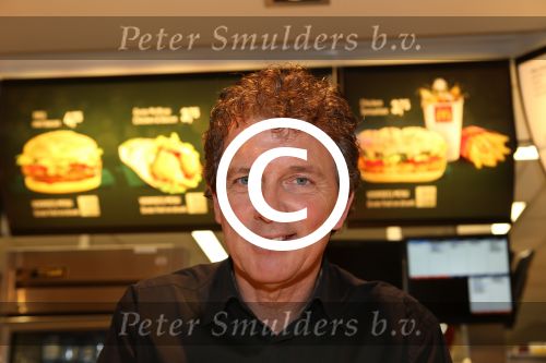 Amsterdam Zuid-Oost, 11 December 2012
Hamburgers bakken met Gerard Joling, Robert ten Brink, Ajouad El-Miloudi en
Bobbie ( Van Ernst en de rest) voor het goede doel, de Ronald McDonald Stichting
Foto Peter Smulders BV