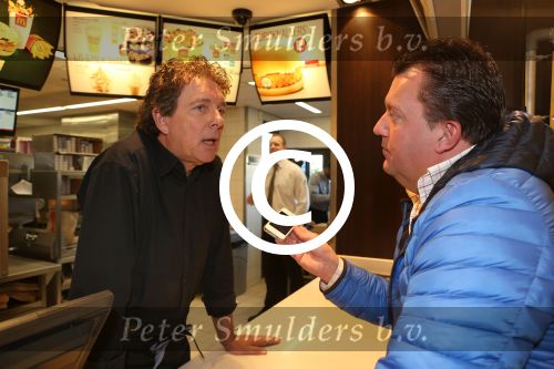 Amsterdam Zuid-Oost, 11 December 2012
Hamburgers bakken met Gerard Joling, Robert ten Brink, Ajouad El-Miloudi en
Bobbie ( Van Ernst en de rest) voor het goede doel, de Ronald McDonald Stichting
Foto Peter Smulders BV