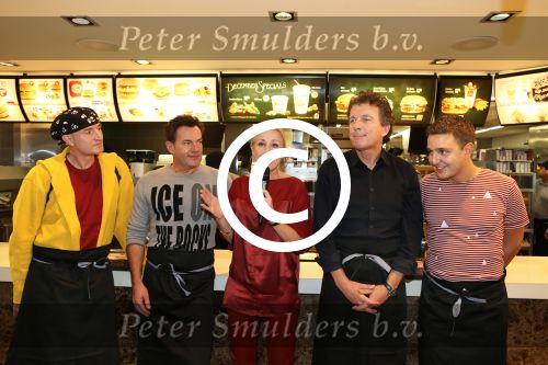 Amsterdam Zuid-Oost, 11 December 2012
Hamburgers bakken met Gerard Joling, Robert ten Brink, Ajouad El-Miloudi en
Bobbie ( Van Ernst en de rest) voor het goede doel, de Ronald McDonald Stichting Debbie de Wagenaar, Interim Manager Communications, Public Affairs bij McDonald\'s Nederland
Foto Peter Smulders BV