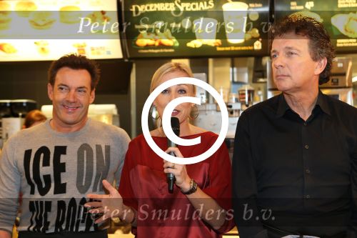 Amsterdam Zuid-Oost, 11 December 2012
Hamburgers bakken met Gerard Joling, Robert ten Brink, Ajouad El-Miloudi en
Bobbie ( Van Ernst en de rest) voor het goede doel, de Ronald McDonald Stichting Debbie de Wagenaar, Interim Manager Communications, Public Affairs bij McDonald\'s Nederland
Foto Peter Smulders BV