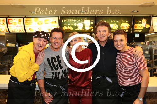Amsterdam Zuid-Oost, 11 December 2012
Hamburgers bakken met Gerard Joling, Robert ten Brink, Ajouad El-Miloudi en
Bobbie ( Van Ernst en de rest) voor het goede doel, de Ronald McDonald Stichting Debbie de Wagenaar, Interim Manager Communications, Public Affairs bij McDonald\'s Nederland
Foto Peter Smulders BV