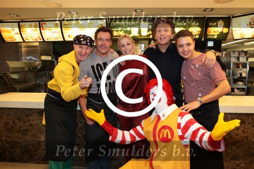 Amsterdam Zuid-Oost, 11 December 2012
Hamburgers bakken met Gerard Joling, Robert ten Brink, Ajouad El-Miloudi en
Bobbie ( Van Ernst en de rest) voor het goede doel, de Ronald McDonald Stichting Debbie de Wagenaar, Interim Manager Communications, Public Affairs bij McDonald\'s Nederland
Foto Peter Smulders BV