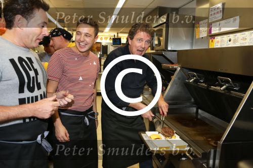 Amsterdam Zuid-Oost, 11 December 2012
Hamburgers bakken met Gerard Joling, Robert ten Brink, Ajouad El-Miloudi en
Bobbie ( Van Ernst en de rest) voor het goede doel, de Ronald McDonald Stichting
Foto Peter Smulders BV