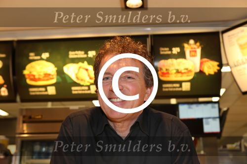 Amsterdam Zuid-Oost, 11 December 2012
Hamburgers bakken met Gerard Joling, Robert ten Brink, Ajouad El-Miloudi en
Bobbie ( Van Ernst en de rest) voor het goede doel, de Ronald McDonald Stichting
Foto Peter Smulders BV