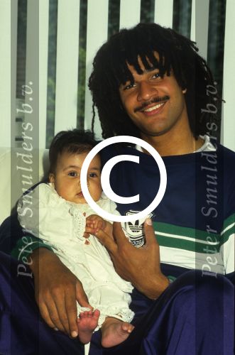 Eindhoven, 4 maart 1986 Ruud Gullit met zijn dochter Felicity
Foto Peter Smulders BV