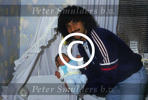 Eindhoven, 10 December 1985
Een dag na de geboorte van hun dochter Felicity Dil, Ruud Gullit met zijn eerste vrouw Yvonne de Vries (Yvonne Gullit)
Foto Peter Smulders BV