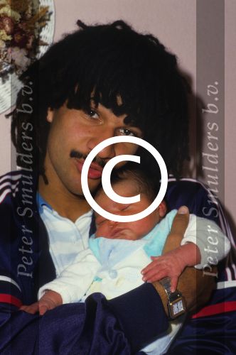 Eindhoven, 10 December 1985
Een dag na de geboorte van hun dochter Felicity Dil, Ruud Gullit met zijn eerste vrouw Yvonne de Vries (Yvonne Gullit)
Foto Peter Smulders BV