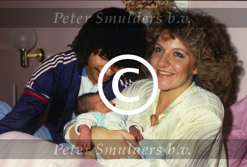 Eindhoven, 10 December 1985
Een dag na de geboorte van hun dochter Felicity Dil, Ruud Gullit met zijn eerste vrouw Yvonne de Vries (Yvonne Gullit)
Foto Peter Smulders BV