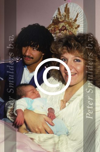 Eindhoven, 10 December 1985
Een dag na de geboorte van hun dochter Felicity Dil, Ruud Gullit met zijn eerste vrouw Yvonne de Vries (Yvonne Gullit)
Foto Peter Smulders BV