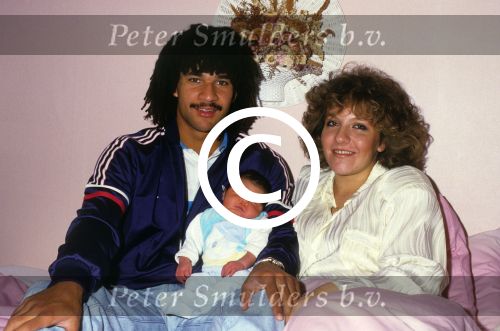 Eindhoven, 10 December 1985
Een dag na de geboorte van hun dochter Felicity Dil, Ruud Gullit met zijn eerste vrouw Yvonne de Vries (Yvonne Gullit)
Foto Peter Smulders BV