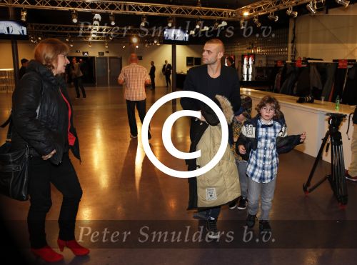 Hilversum 14 december 2012
Finale TVOH in studio 22 gepresenteerd door Martijn Krabbe en Wendy v Dijk.
Johannes Rypma en Leona Philippo zijn de finalisten. Leona wint uiteindelijk. Ex Trijntje OOsterhuis Sander v Eeden met hun kinderen
Peter Smulders bv