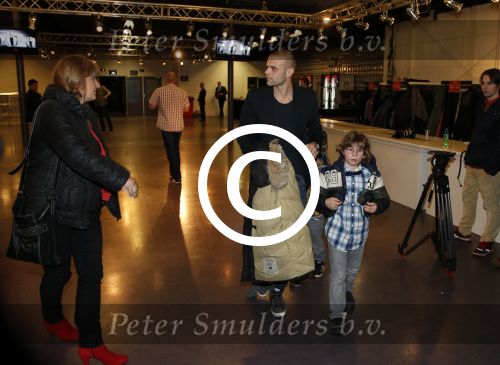 Hilversum 14 december 2012
Finale TVOH in studio 22 gepresenteerd door Martijn Krabbe en Wendy v Dijk.
Johannes Rypma en Leona Philippo zijn de finalisten. Leona wint uiteindelijk. Ex Trijntje OOsterhuis Sander v Eeden met hun kinderen
Peter Smulders bv