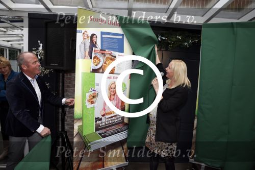 Hoorn 14 december 2012
Presentatie nieuwe boeken van Sonja Bakker waarvan 1 in samenwerking met LIDL.
Haar vriend Jan Reus presenteert het geheel en poseert samen met zijn zwangere vriendin.
Peter Smulders bv