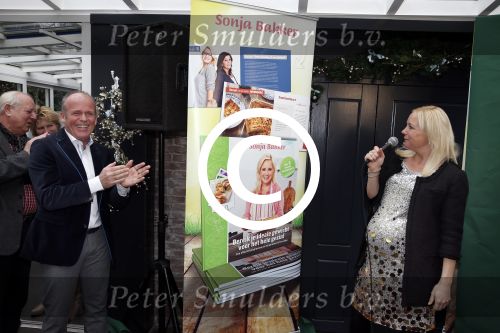 Hoorn 14 december 2012
Presentatie nieuwe boeken van Sonja Bakker waarvan 1 in samenwerking met LIDL.
Haar vriend Jan Reus presenteert het geheel en poseert samen met zijn zwangere vriendin.
Peter Smulders bv