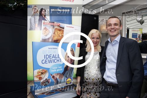 Hoorn 14 december 2012
Presentatie nieuwe boeken van Sonja Bakker waarvan 1 in samenwerking met LIDL.
Haar vriend Jan Reus presenteert het geheel en poseert samen met zijn zwangere vriendin.
Peter Smulders bv