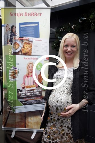 Hoorn 14 december 2012
Presentatie nieuwe boeken van Sonja Bakker waarvan 1 in samenwerking met LIDL.
Haar vriend Jan Reus presenteert het geheel en poseert samen met zijn zwangere vriendin.
Peter Smulders bv