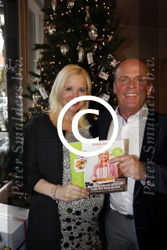 Hoorn 14 december 2012
Presentatie nieuwe boeken van Sonja Bakker waarvan 1 in samenwerking met LIDL.
Haar vriend Jan Reus presenteert het geheel en poseert samen met zijn zwangere vriendin.
Peter Smulders bv