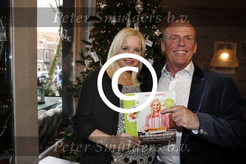 Hoorn 14 december 2012
Presentatie nieuwe boeken van Sonja Bakker waarvan 1 in samenwerking met LIDL.
Haar vriend Jan Reus presenteert het geheel en poseert samen met zijn zwangere vriendin.
Peter Smulders bv