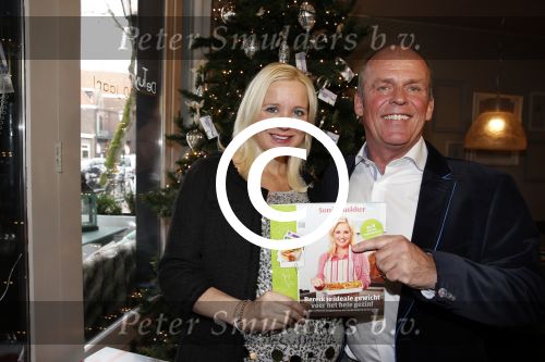 Hoorn 14 december 2012
Presentatie nieuwe boeken van Sonja Bakker waarvan 1 in samenwerking met LIDL.
Haar vriend Jan Reus presenteert het geheel en poseert samen met zijn zwangere vriendin.
Peter Smulders bv