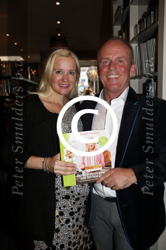 Hoorn 14 december 2012
Presentatie nieuwe boeken van Sonja Bakker waarvan 1 in samenwerking met LIDL.
Haar vriend Jan Reus presenteert het geheel en poseert samen met zijn zwangere vriendin.
Peter Smulders bv